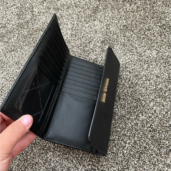 MICHAEL KORS JET SET LEATHER TRI FOLD WALLET - Picture 3 of 3